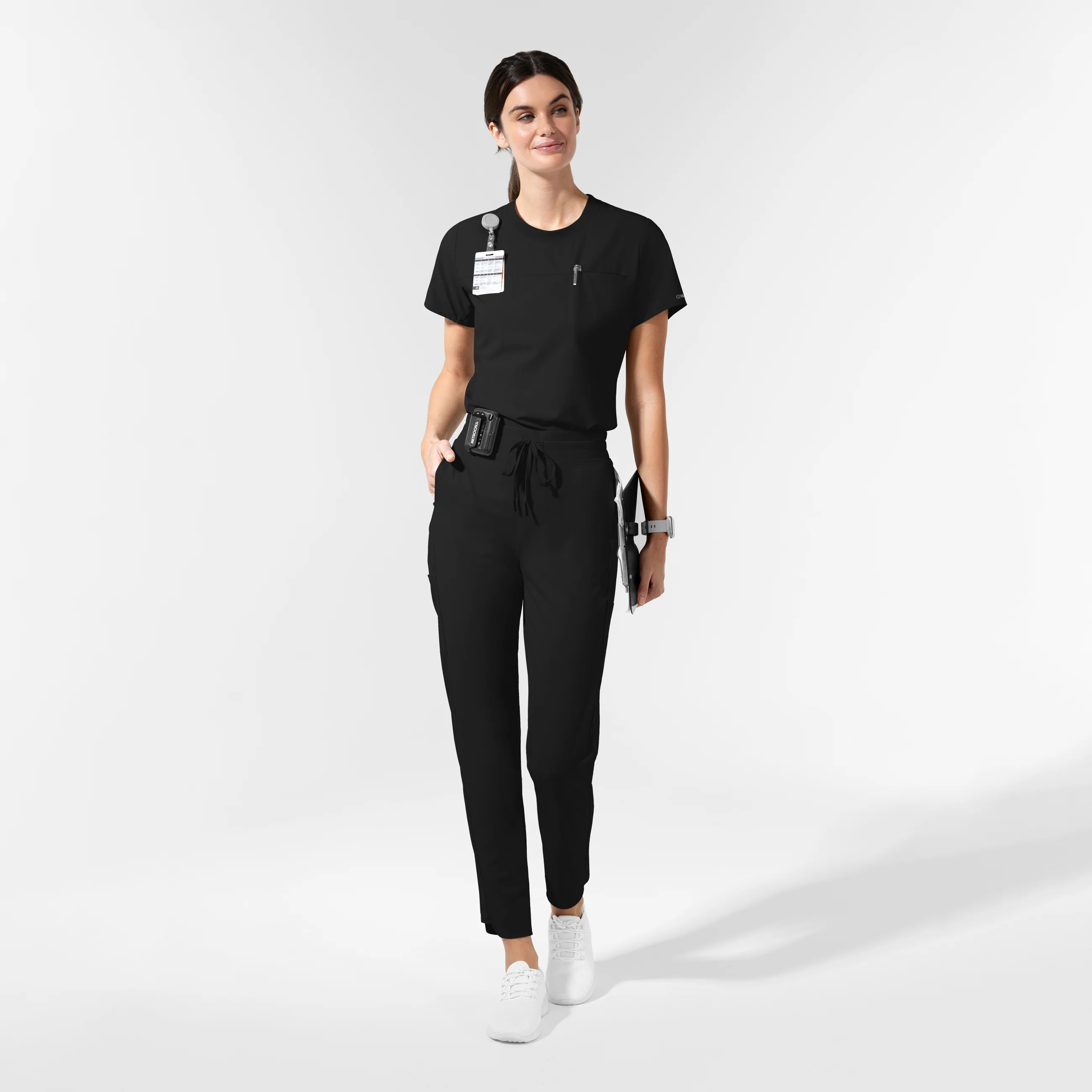 AURA Women's Captivate Crew Neck Tuck-in Scrub Top - Black - Image 3
